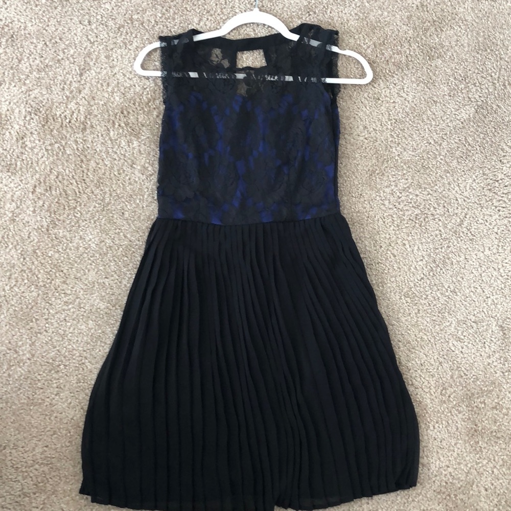 Black and blue pleated dress